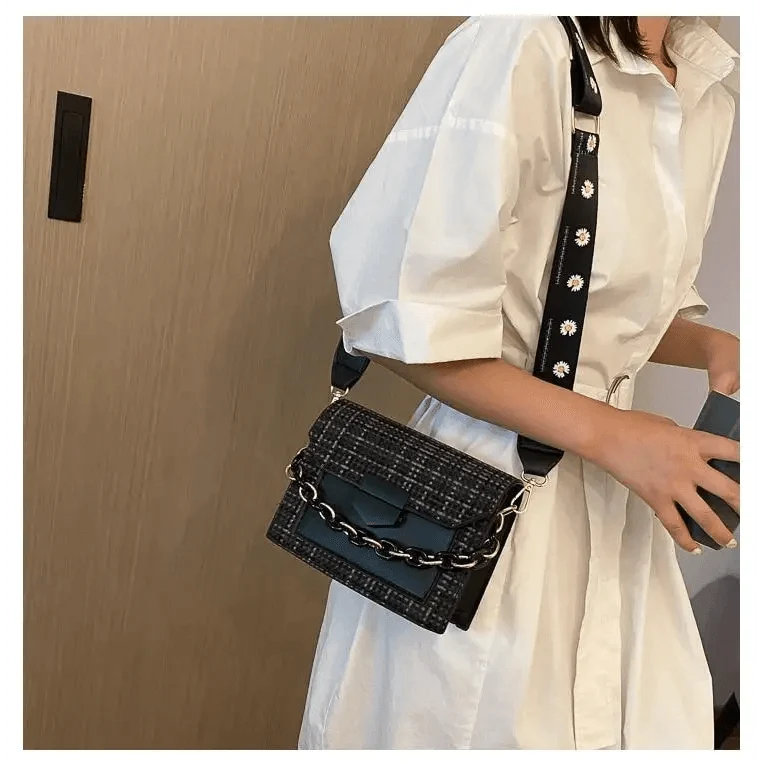 Luxury Wide Strap Shoulder Bags for Women And Girls Designer Lady Handbags and Purses Fashionable Chain Messenger Crossbody Bags