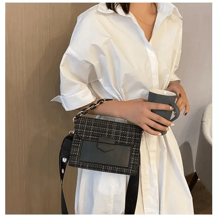 Luxury Wide Strap Shoulder Bags for Women And Girls Designer Lady Handbags and Purses Fashionable Chain Messenger Crossbody Bags